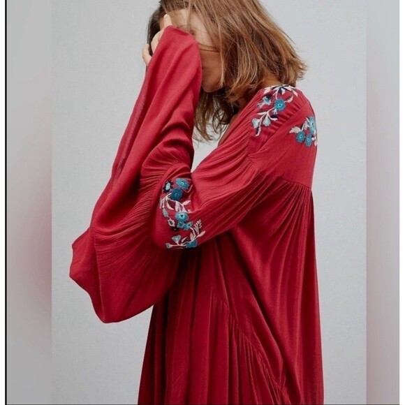 $148 NWT FREE PEOPLE SIZE S FLORAL EMBROIDERED BELL SLEEVES MINI DRESS RED Sz S - Picture 3 of 10
